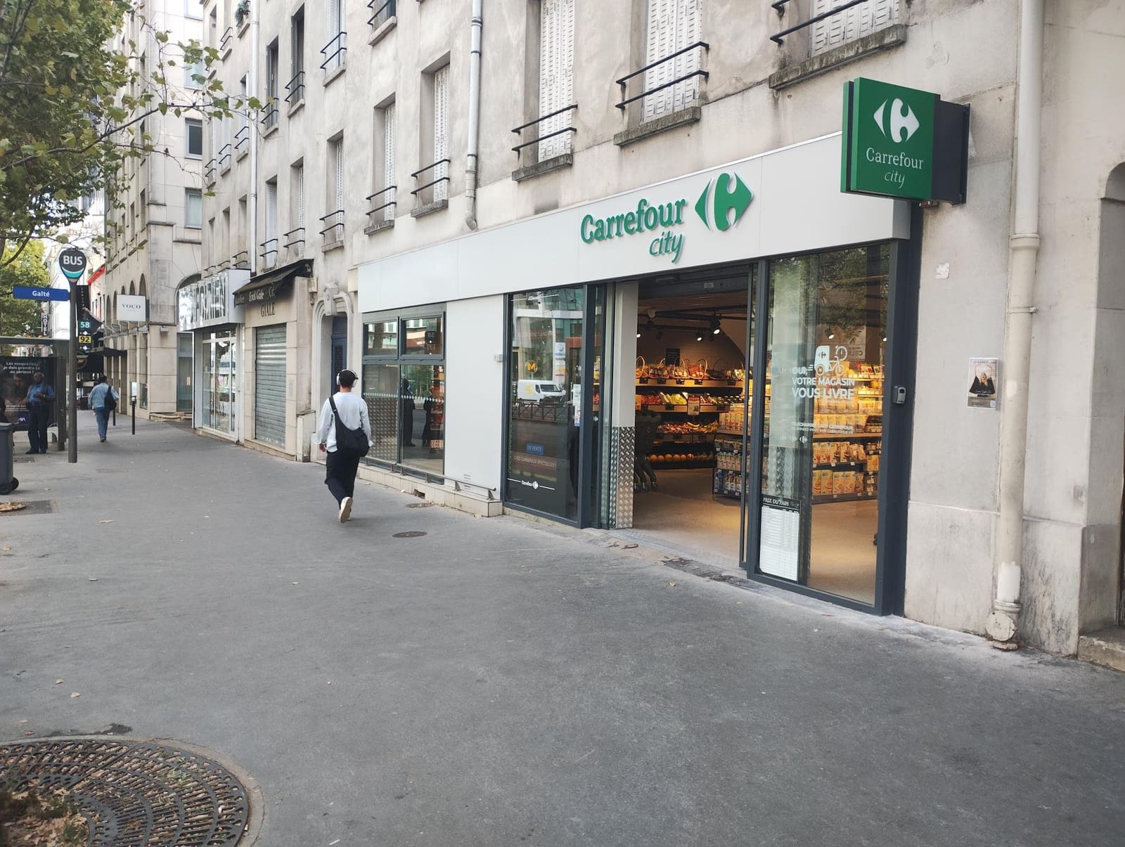 Façade du Carrefour City, avenue du Maine à Paris.