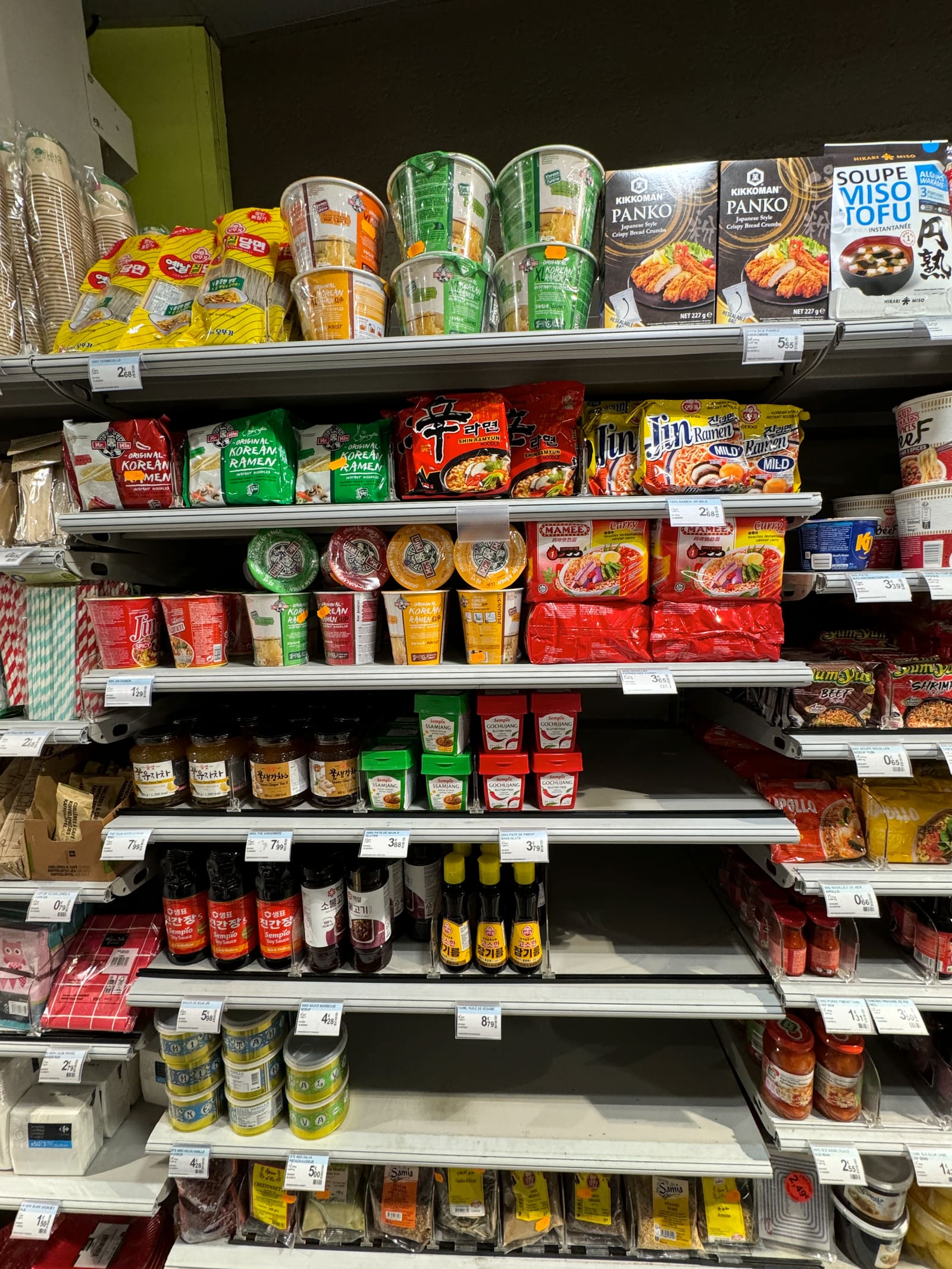 Nouilles, sauces et produits d’épicerie coréens en rayon.
