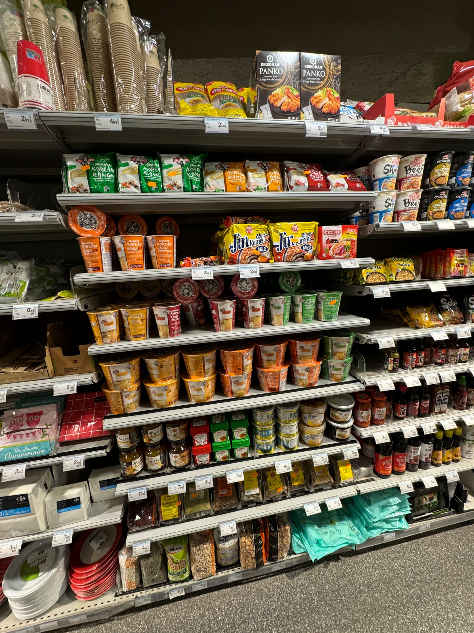 Vue d’ensemble du rayon de produits alimentaires asiatiques et coréens.