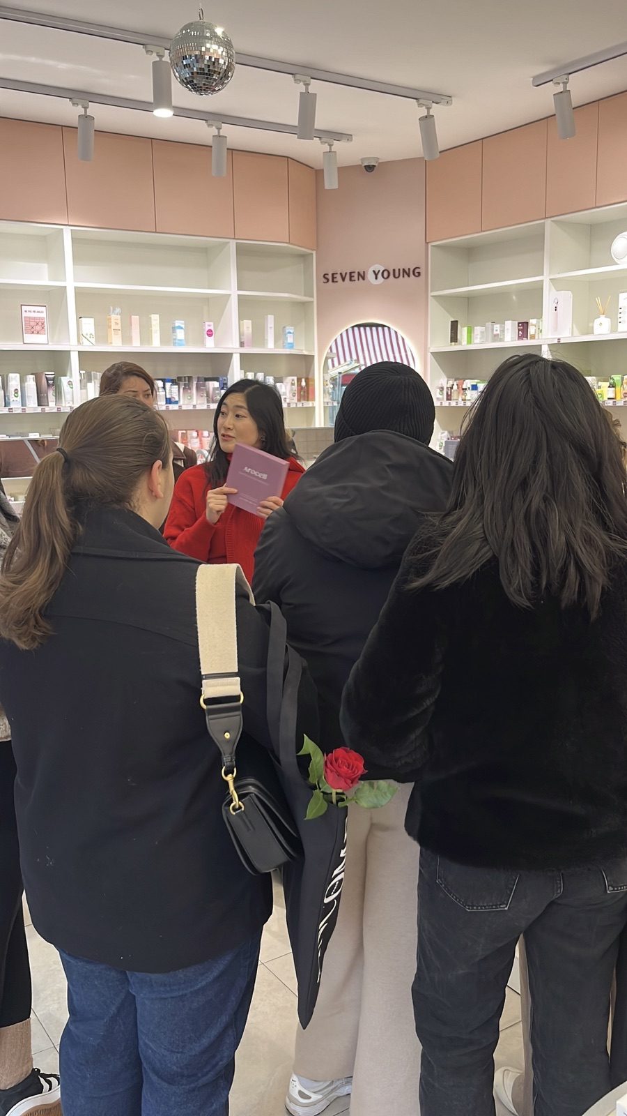 Présentation de la marque AROCELL dans une boutique à Paris