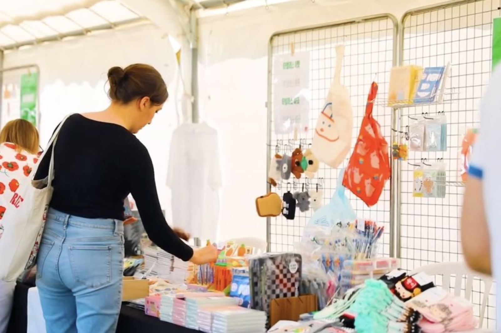 Présentation de produits coréens sur un stand en France