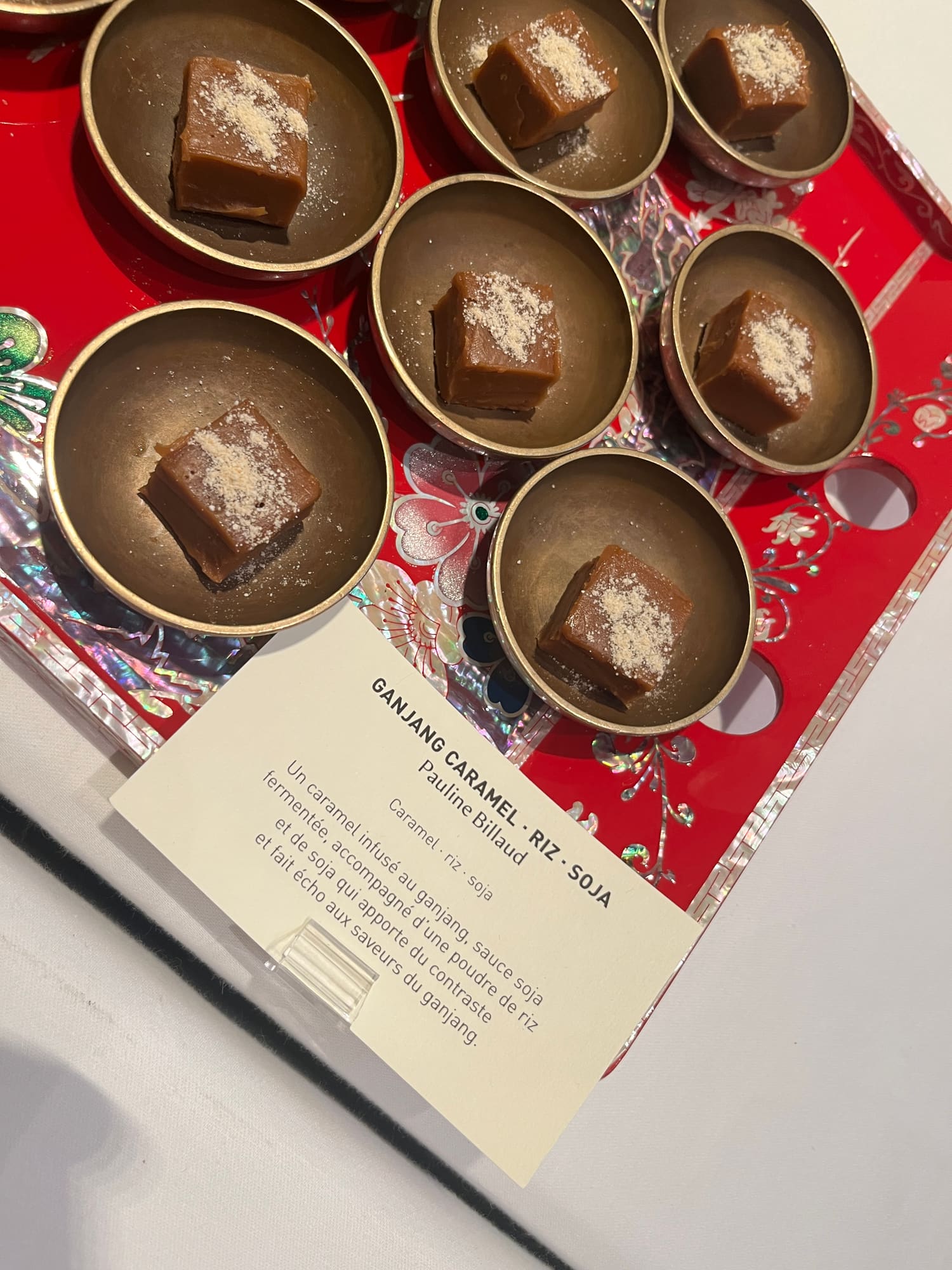 Ganjang, caramel et riz · création de Pauline Billaud présentée lors de l’événement.