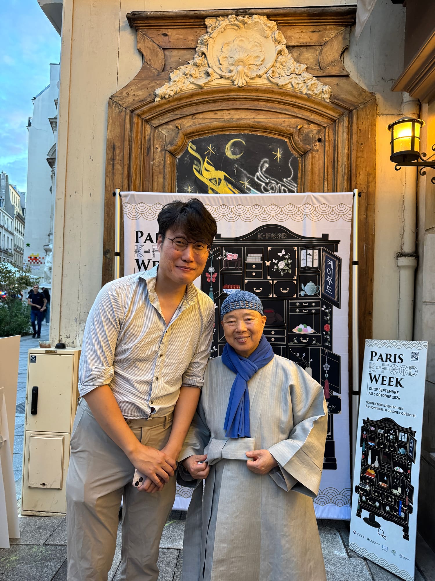 Jangmin Choi avec Jeong Kwan lors de Paris K-Food Week 2026. Photo fournie par l’équipe EUROKOREA.